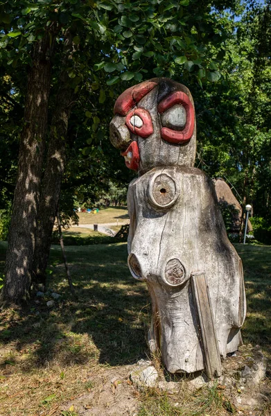 Oude Netelroos Gemaakt Van Stammen Van Dikke Bomen — Stockfoto