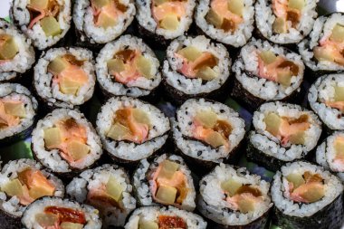 Japon suşi rulo tabağının en üst görüntüsü. Japon lokantasında yemek çubuğuyla servis edilmiş.