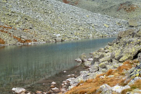 Estanque Valle Los Cinco Lagos Spis Rodeado Cumbres Rocosas Altas — Foto de Stock