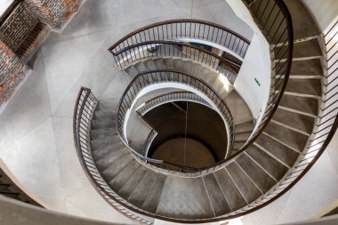 Frombork, Polonya - 7 Eylül 2020: Merdiven ve Foucault 'un sarkacı, Katedral Tepesi' ndeki Radziejowski Kulesi veya çan kulesi içinde asılı. Polonya