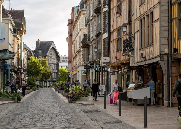 法国Troyes 2018年8月31日 法国香槟地区Aube省首府Troyes的旧城景观 许多半木制房屋 主要是16世纪的房屋 在老城区幸存下来 — 图库照片