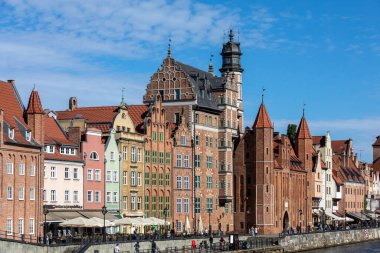 Gdansk, Polonya - 6 Eylül 2020: Gdansk, Eski Şehir - Polonya 'nın Motlawa Nehri kıyısında gabalı tarihi apartman evleri