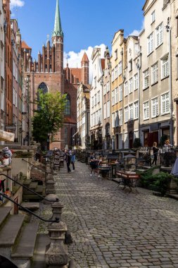 Gdansk, Polonya - 6 Eylül 2020: Mariacka Caddesi, eski Hanseatic kenti Gdansk, Polonya 'daki kehribar ve mücevherlerin ana alışveriş caddesi.