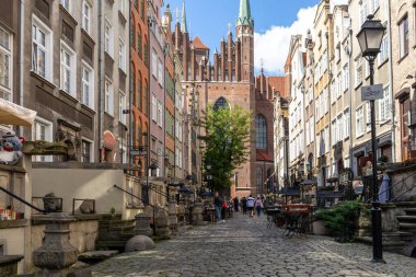 Gdansk, Polonya - 6 Eylül 2020: Mariacka Caddesi, eski Hanseatic kenti Gdansk, Polonya 'da kehribar ve mücevherlerin ana alışveriş caddesi..