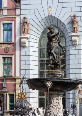 Gdansk 'taki Long Market Caddesi' ndeki Neptune Fountain. Polonya