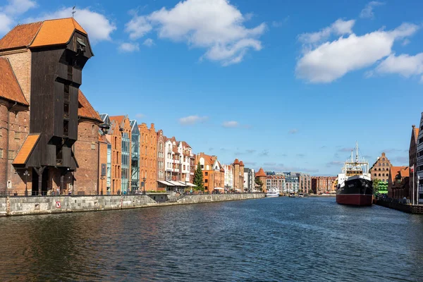 Gdansk, Polonya - 9 Eylül 2020: Avrupa 'nın en büyük ortaçağ limanı Crane ve Polonya' nın Gdansk kentindeki Motlawa Nehri üzerindeki tarihi binalar. 