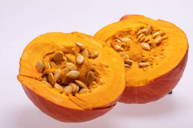 Beyaz arkaplanda izole edilmiş sarı balkabağı sebzesi