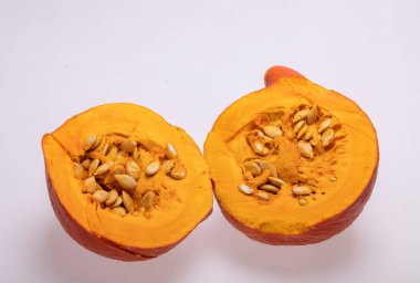 Beyaz arkaplanda izole edilmiş sarı balkabağı sebzesi