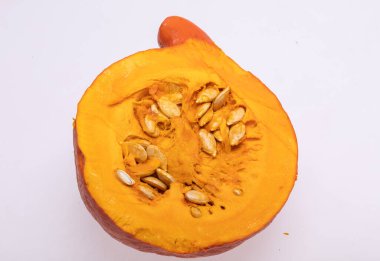 Beyaz arkaplanda izole edilmiş sarı balkabağı sebzesi