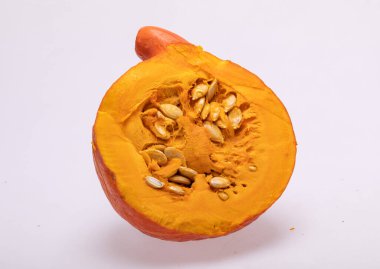 Beyaz arkaplanda izole edilmiş sarı balkabağı sebzesi