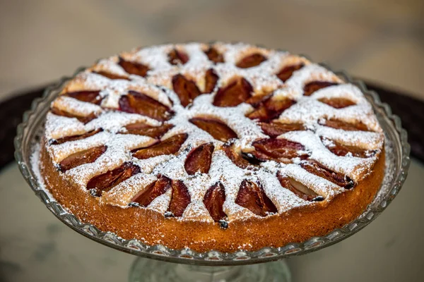 Köstlicher Zwetschgenkuchen Mit Puderzucker Bestreut — Stockfoto