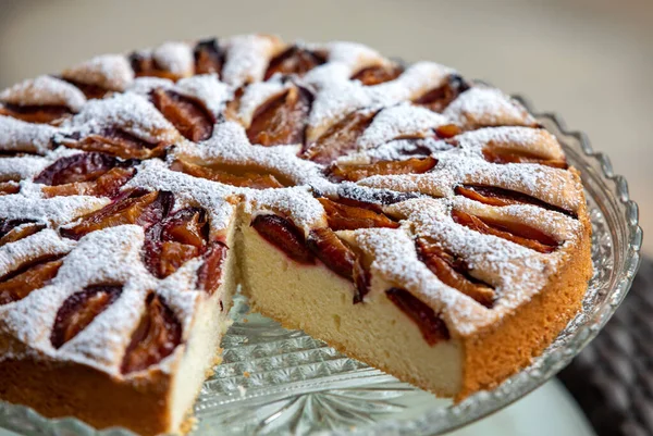 Köstlicher Zwetschgenkuchen Mit Puderzucker Bestreut — Stockfoto