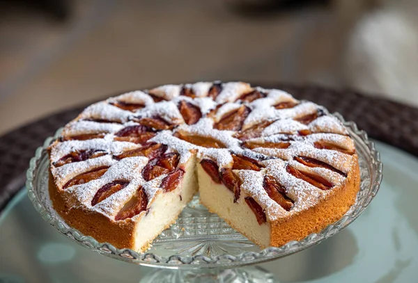 Köstlicher Zwetschgenkuchen Mit Puderzucker Bestreut — Stockfoto