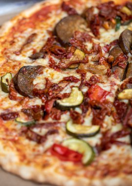 Ev yapımı pizza. Harika bir tat ve renk karışımı..