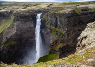 İzlanda 'daki Haifoss şelalesinin manzarası. 