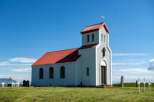 Typowy Wiejski Islandzki Kościół Pod Błękitnym Letnim Niebem — Zdjęcie stockowe