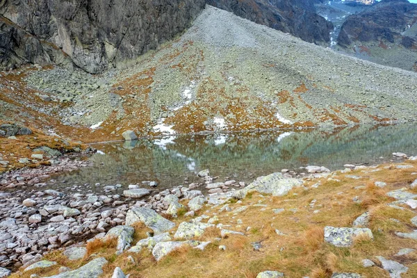 Rybník Valley Five Spis Lakes Obklopený Skalnatými Vrcholky Vysoké Tatry — Stock fotografie