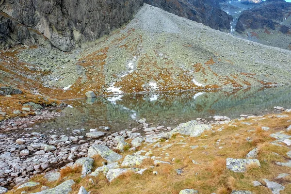 Estanque Valle Los Cinco Lagos Spis Rodeado Cumbres Rocosas Altas — Foto de Stock