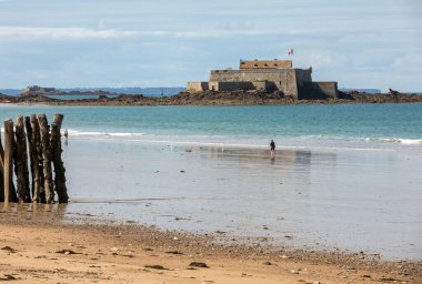 St. Malo, Fransa - 14 Eylül 2018: Saint Malo Brittany, Fransa 'daki Fort National ve plaj manzarası