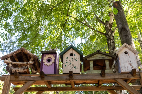 Stare Ozdobne Karmniki Dla Ptaków Drewniane Domki Dla Ptaków — Zdjęcie stockowe