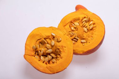 Beyaz arkaplanda izole edilmiş sarı balkabağı sebzesi