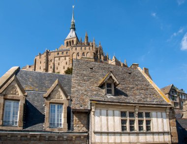  Fransa 'nın ünlü Mont Saint Michel adasındaki eski şehrin eski binaları.