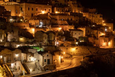 Matera, İtalya - 19 Eylül 2019: Matera Sassisinin gece manzarası Matera şehrinde antik mağara evleri ile tanınan tarihi bir bölge. Basilicata. İtalya