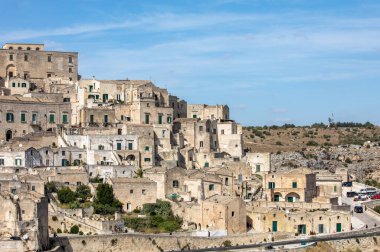 Matera, İtalya - 15 Eylül 2019: Matera şehrinin tarihi bir bölgesi olan Sassi di Matera 'nın tarihi mağara konutlarıyla tanınıyor. Basilicata. İtalya
