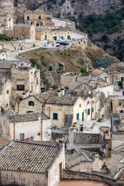 Matera, İtalya - 20 Eylül 2019: Matera şehrinde tarihi bir bölge olan Sassi di Matera 'nın tarihi mağara konutlarıyla tanınıyor. Basilicata. İtalya