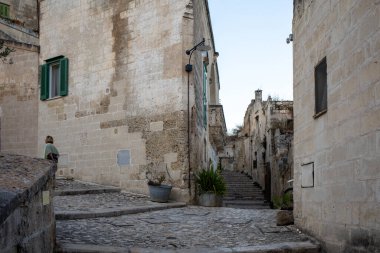 Matera, İtalya - 14 Eylül 2019: Sassi di Matera 'da Cobblestone Caddesi Matera şehrinin tarihi bir bölgesi. Basilicata. İtalya