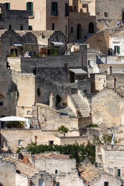 Matera, İtalya - 15 Eylül 2019: Matera şehrinin tarihi bir bölgesi olan Sassi di Matera 'nın tarihi mağara konutlarıyla tanınıyor. Basilicata. İtalya