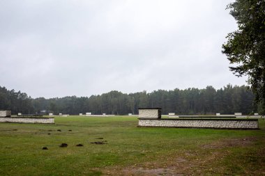 Sztutowo, Polonya - 5 Eylül 2020: Polonya 'nın Stutthof kentindeki eski Nazi Almanya Toplama Kampı' ndaki Yeni Kamp kışlasının kalıntıları