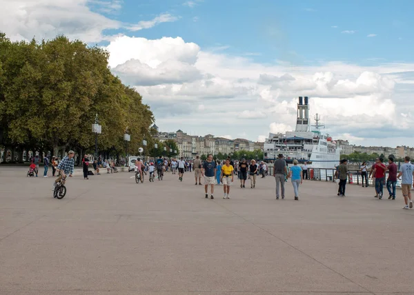 Bordeaux Frankreich September 2018 Menschen Einem Sonntag Auf Dem Quai — Stockfoto