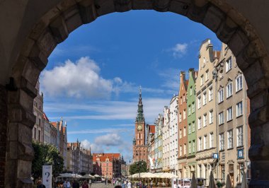Gdansk, Polonya - 6 Eylül 2020: Long Market 'te restore edilen Gdask soylularının cepheleri.