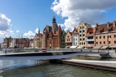 Gdansk, Polonya - 6 Eylül 2020 St The Spirit 'in Motawa Nehri üzerindeki Granary Adası' na dönen köprüsü 