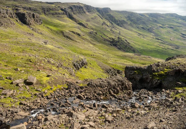 Majestuoso Paisaje Volcánico Cubierto Musgo Las Tierras Altas Islandia —  Fotos de Stock