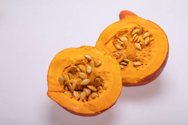 Beyaz arkaplanda izole edilmiş sarı balkabağı sebzesi