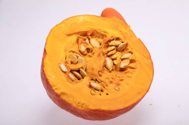 Beyaz arkaplanda izole edilmiş sarı balkabağı sebzesi