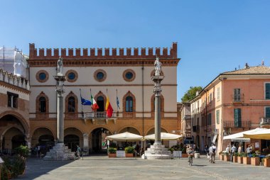 Ravenna, İtalya - 11 Eylül 2019: İtalyan Ravenna, Emilia-Romagna, İtalya 'da çift sütunlu Town Square Piazza del Popolo,