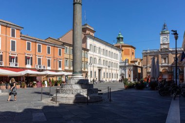 Ravenna, İtalya - 11 Eylül 2019: İtalyan Ravenna, Emilia-Romagna, İtalya 'da çift sütunlu Town Square Piazza del Popolo,