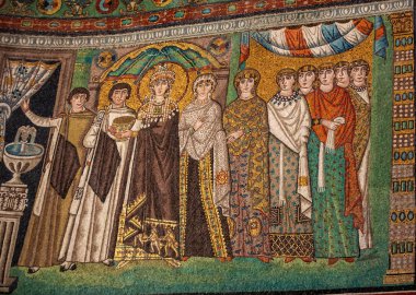 Ravenna, İtalya - 11 Eylül 2019: Erken dönem Hıristiyan Bizans sanat ve mimarisinin önemli örneklerine sahip San Vitale Bazilikası 'nın içi. Ravenna. İtalya. İmparatoriçe Theodora ve hizmetkarları.