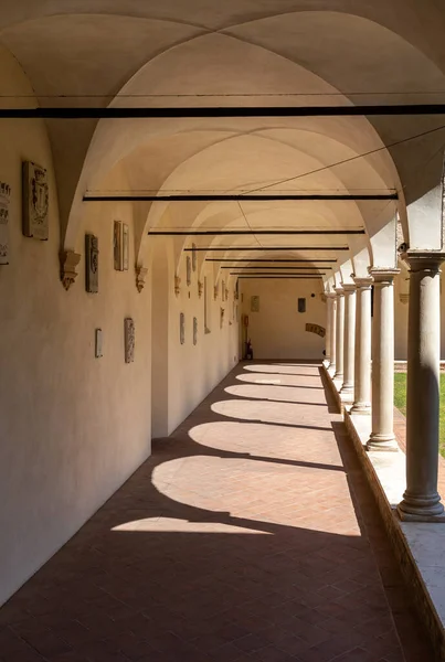 Ravenne Italie Septembre 2019 Cour Avec Colonnes Décorées Arcs Pelouse — Photo