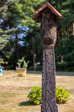 Wygiezlow, Polonya - 14 Ağustos 2020: Wola Filipowska ile ahşap yol kenarı türbesi Wygiezlow 'daki açık hava müzesine taşındı. Polonya