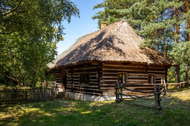 Wygiezlow, Polonya - 14 Ağustos 2020: 18. yüzyıldan kalma zengin bir soylu ailenin malikânesi. Malikane Wygiezlow 'daki açık hava müzesine taşındı. Polonya