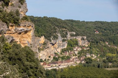 La Roque-Gageac manzaralı köy Dordogne nehri, Fransa