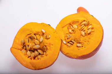 Beyaz arkaplanda izole edilmiş sarı balkabağı sebzesi