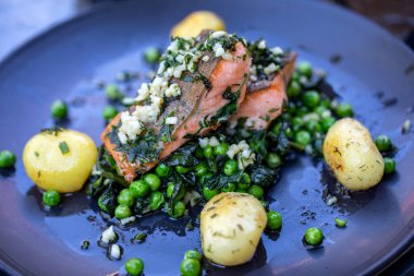 Yeşil bezelye ve ıspanaklı somon filetosu.