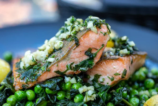 Filetto Salmone Con Piselli Verdi Spinaci — Foto Stock