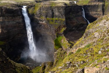 İzlanda 'daki Haifoss şelalesinin manzarası. 