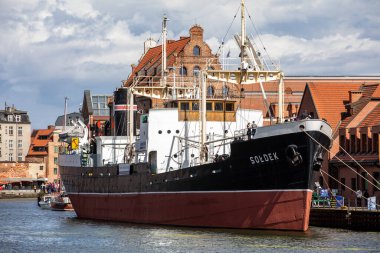 Gdansk, Polonya - 6 Eylül 2020: Soldek, 2. Dünya Savaşı 'ndan sonra bugün Gdansk tersanesine ve müze gemisine inşa edilen ilk gemi. 